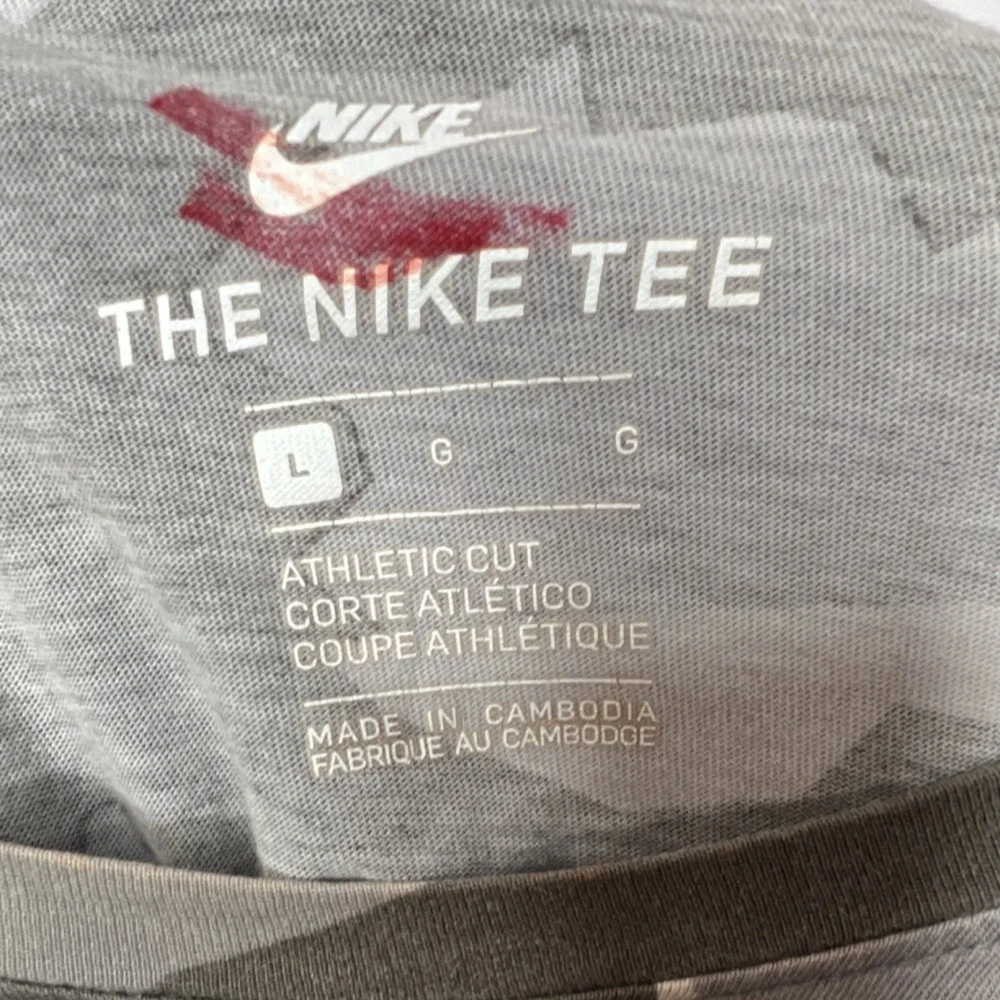 Nike Men's Camouflage Short Sleeve T-Shirt Camo-Gray Size LARGE ( AJ6631-012)
